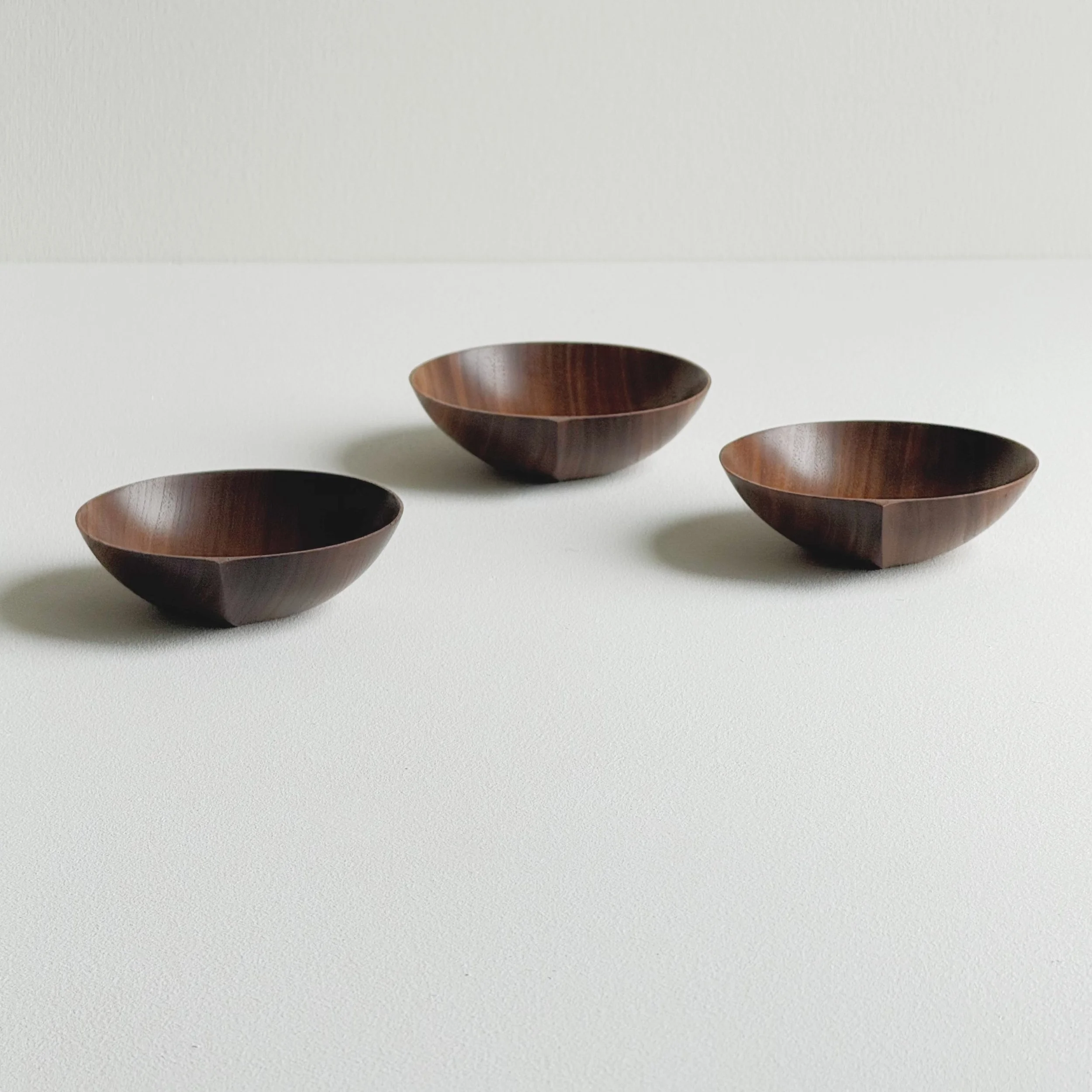 Set of three small bowls in tanned walnut
