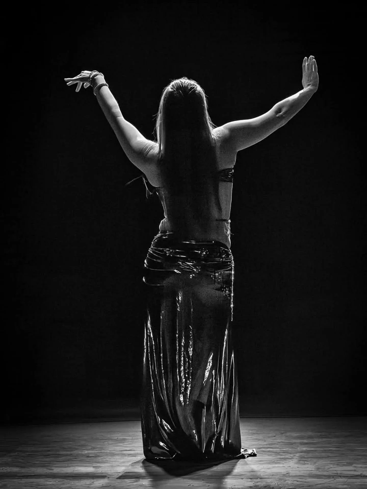 Gotta tease them a little!
The audience had no idea that I was going to be all up in their business after this part. 
.
.
.
.
#moonshinehafla #bellydancer #raqssharqi #blackandwhitephoto #stageperformance