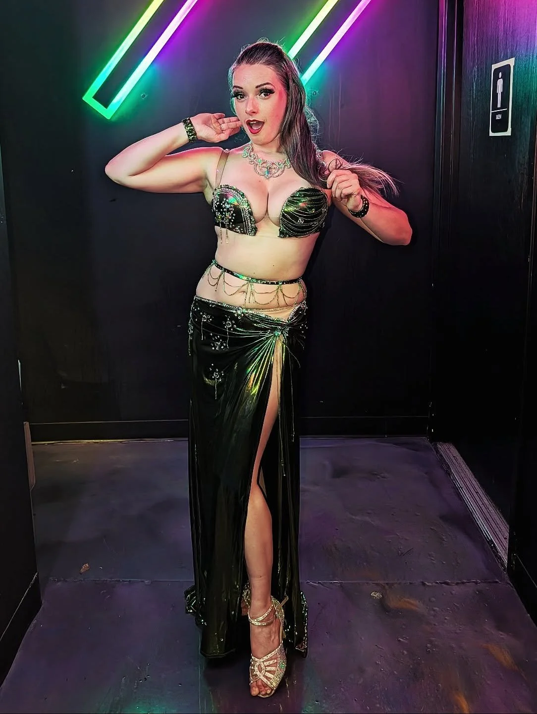 Happy St. Patrick's Day! 💚☘️🍻
My all the luck be with you for all of 2026. 
.
.
.
.
Costume by @farah_nasri_dance_closet
#stpatricksday #stpattysday #bellydancer #dmvbellydance #irishjig