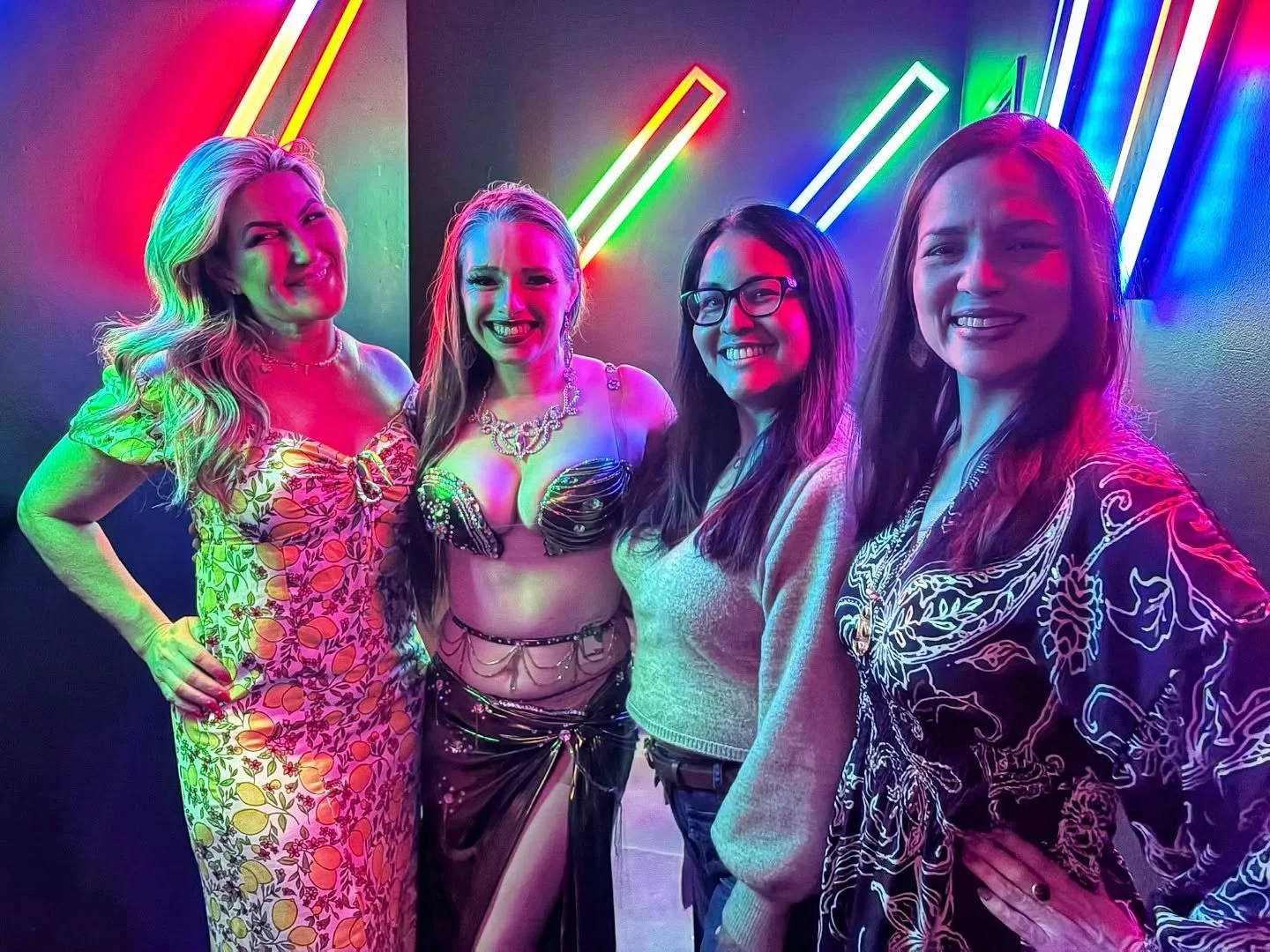 ✨🌈Ladies of the Lights🌈✨
.
.
.
.
#layali #layalihookahlounge #dmvbellydance #dancerfriends #fixingourcrowns