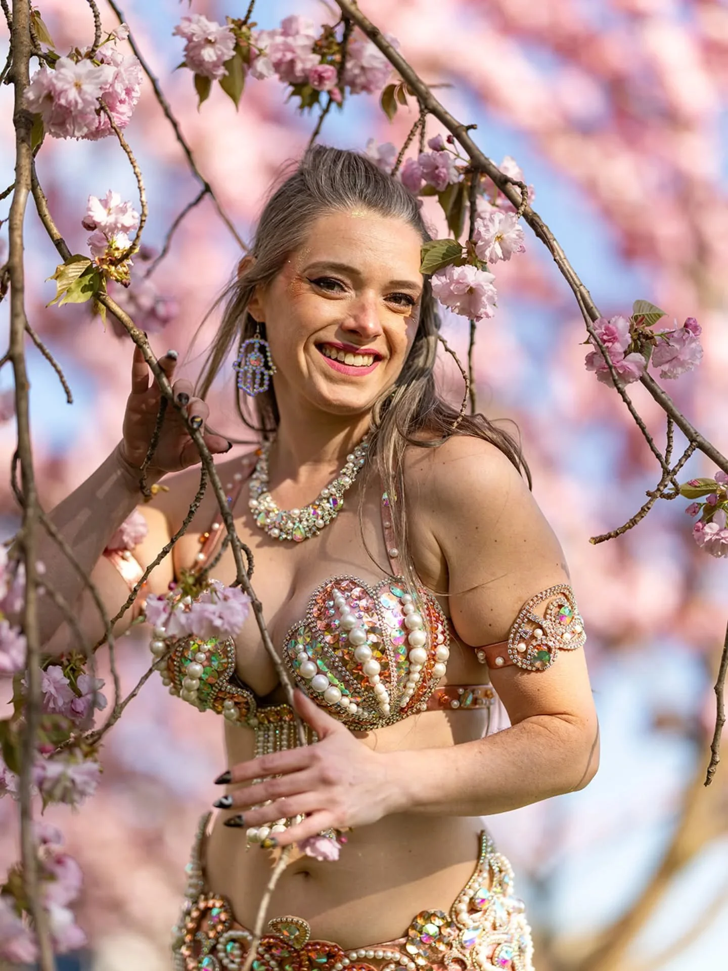 Happy Earth Day!
.
.
.
.
📸 By @uponanautumnnight 
Costume @turquoise_intl 
#earthday #dancingoutside #bellydancer #raqssharqi #cherryblossom🌸