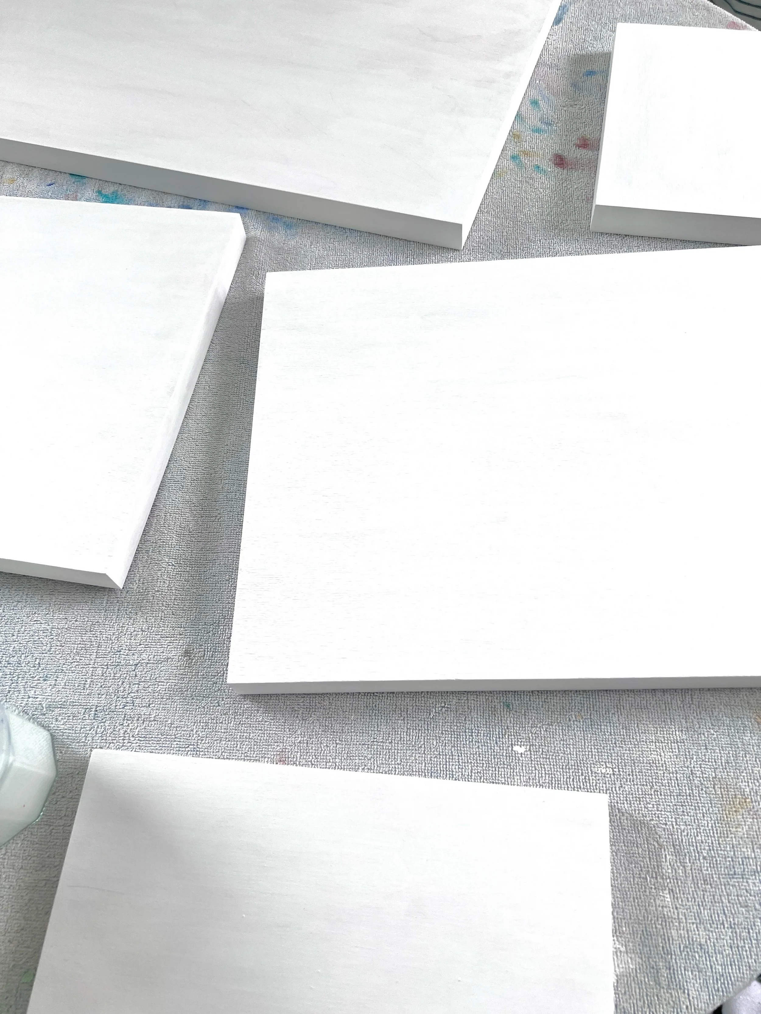 Spent the weekend priming panels!!! New work incoming :)

Unless anyone wants a painting of a very snowy day&hellip;they do feel very calm to look at.

#vancouverartist #painting #snow