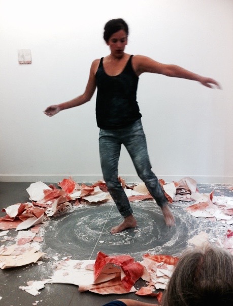 Natalia Jaime-Cortez, Chant , performance présentée le 10 janvier 2015 à la Galerie Vincenz Sala. Feuille noire (138×140 cm), encre de chine et pigment noir, feuille jaune, (138×140 cm), encre et pigment jaune, radio, Jaune, petit pliage (12×12 cm), encre sur papier plié, 20 minutes