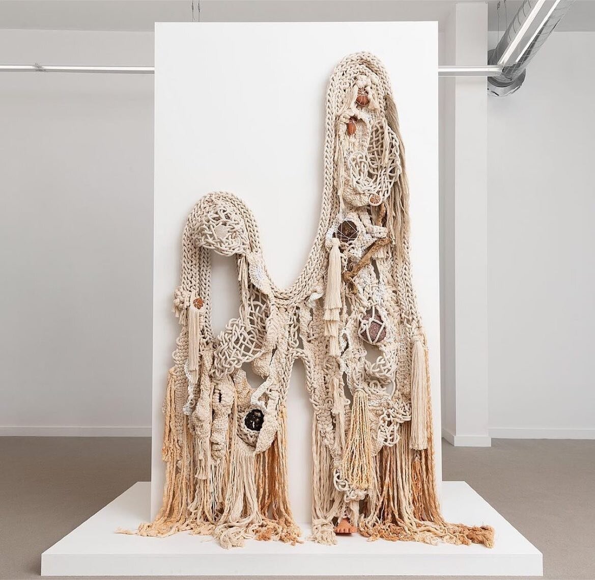 💫💫💫💫💫

Tanya Agui&ntilde;iga, Swallowing Dirt.
.
.
.
Pictured: External Body, 2023

Cotton rope, low-fire terracotta, flax, found objects from the LA River: tumbled bricks, glass, pavement and cement, river root, dyed with terracotta clay, alumi