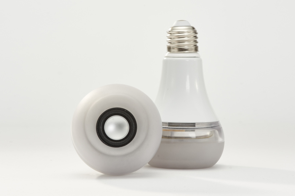 Twist-LED-Bulb-Speaker-04-960x640.jpg