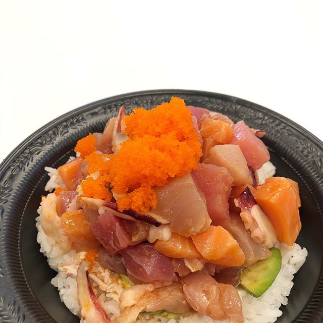 Up close and personal... 🐟 #salmonsaturday #poki #pokinometry #sushi #orangecounty #oceats #laeats #losangeles #anahiem #hollywood #rowlandheights #postmates #delivery #fishlovers #foodofinstagram #instafood #foodie #tastethisnext #salmon #poke