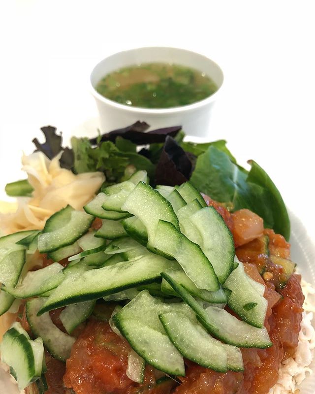 Extra cucumbers and a side of miso pleeeeeeeeeease🤤
&bull;
&bull;
&bull;
&bull;
&bull;
🐟 #salmonsaturday #poki #pokinometry #sushi #orangecounty #oceats #laeats #losangeles #anahiem #hollywood #rowlandheights #postmates #delivery #fishlovers #foodo