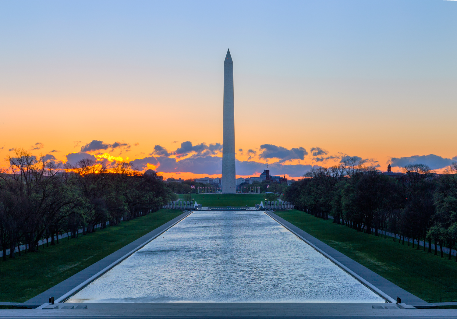 Sunrise behind the Washington Monument