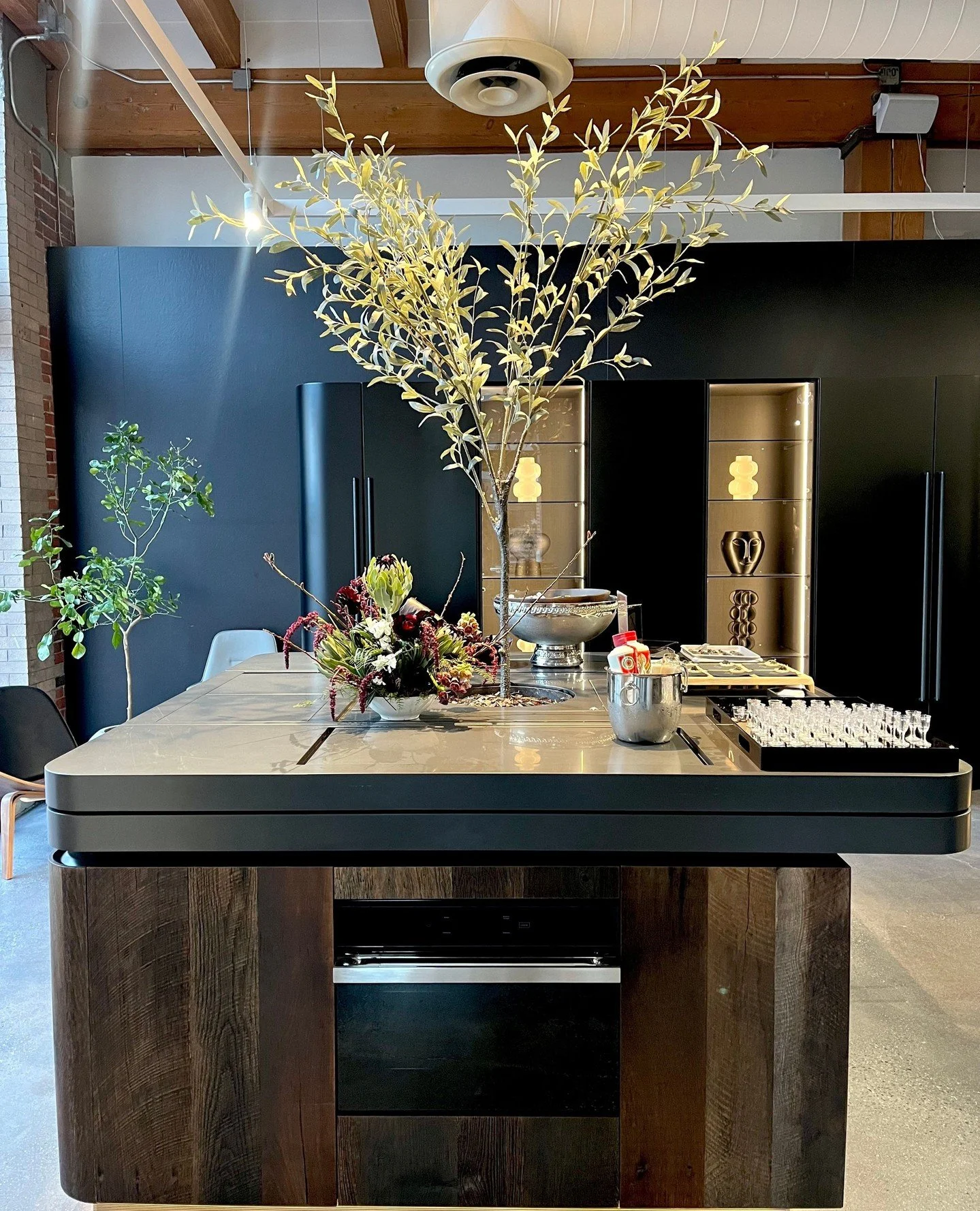 When it speaks to you, it speaks to you. 100% added to the #loftgoals . Hats off to @kitcheninfinityatelier @trailbc for hosting such a stunning event! ⁠
⁠
#BoundByNothing #JennAir #interiordesign ⁠#lofts #industrialloft #hardloft #smallspacesolution