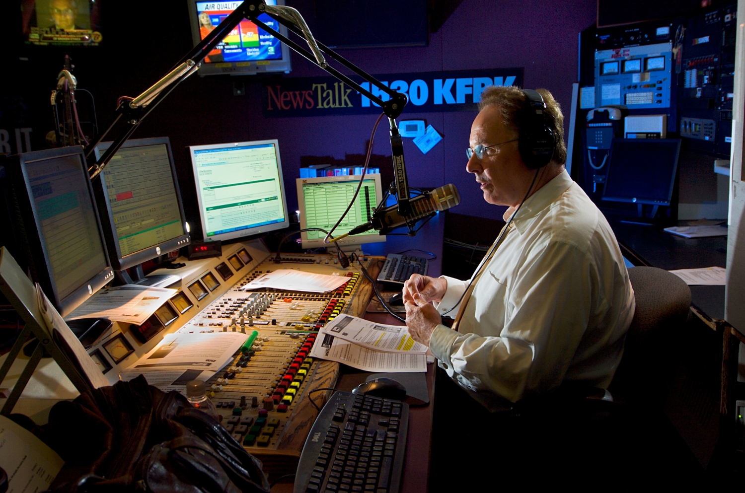  Radio host Tom Sullivan broadcasts from the KFBK radio studio in Sacramento on Wednesday August 29, 2007. 
