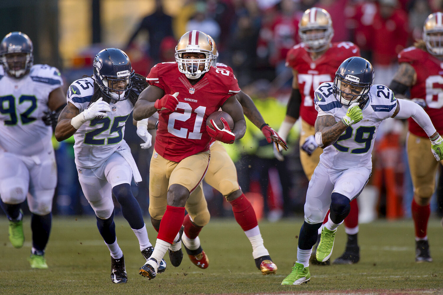  San Francisco 49ers running back Frank Gore (21) breaks free for a 51 yard run during the game between the 49ers and the Seattle Seahawks in San Francisco on Sunday, December 8, 2013. The run set up the final field goal which put the 49ers ahead 19-