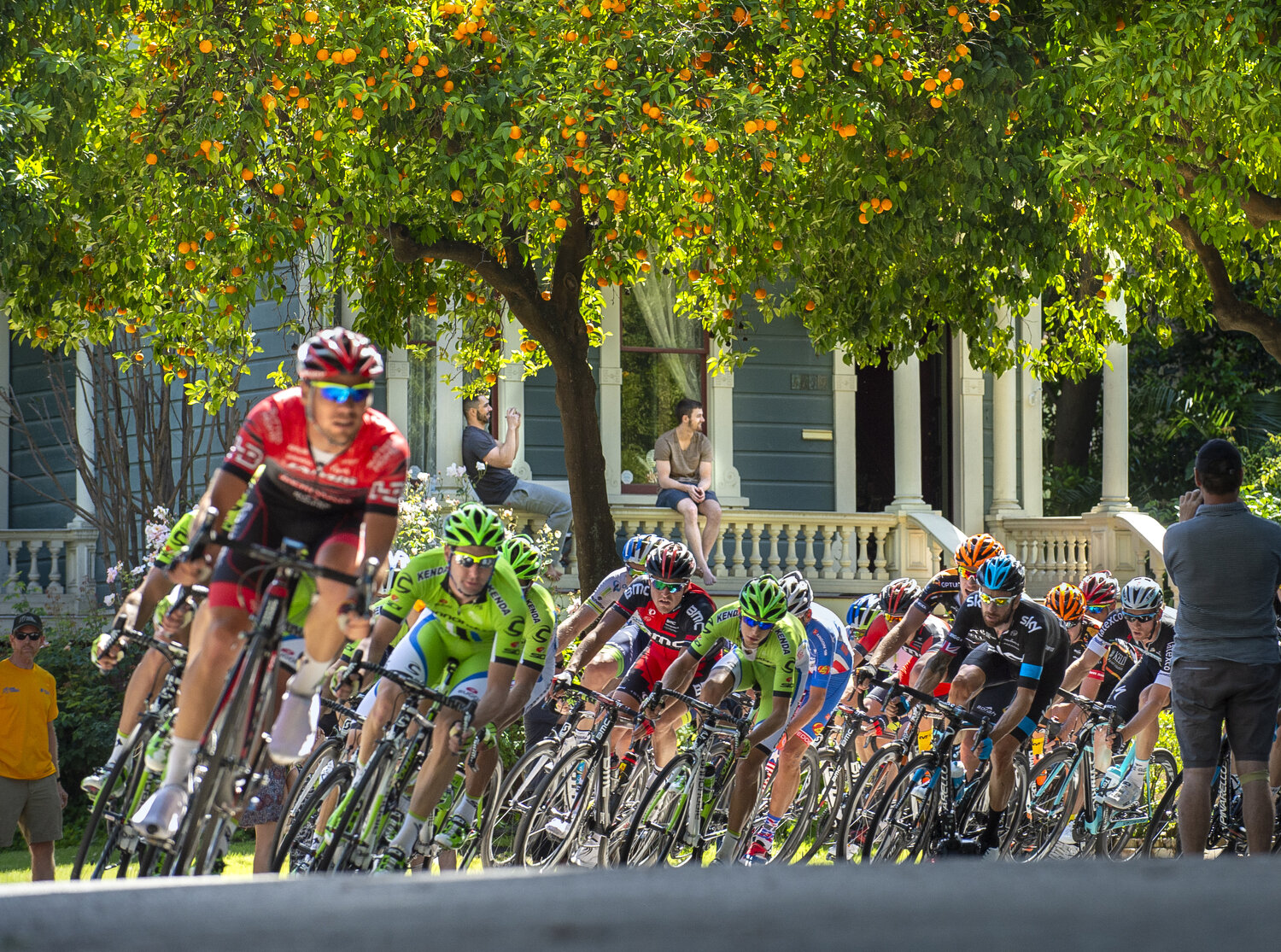  The peloton sweeps around the corner from P Street onto 18th Street during stage 1 of the Amgen Tour of California cycling event in Sacramento, Calif., Sunday, May 11, 2014. 