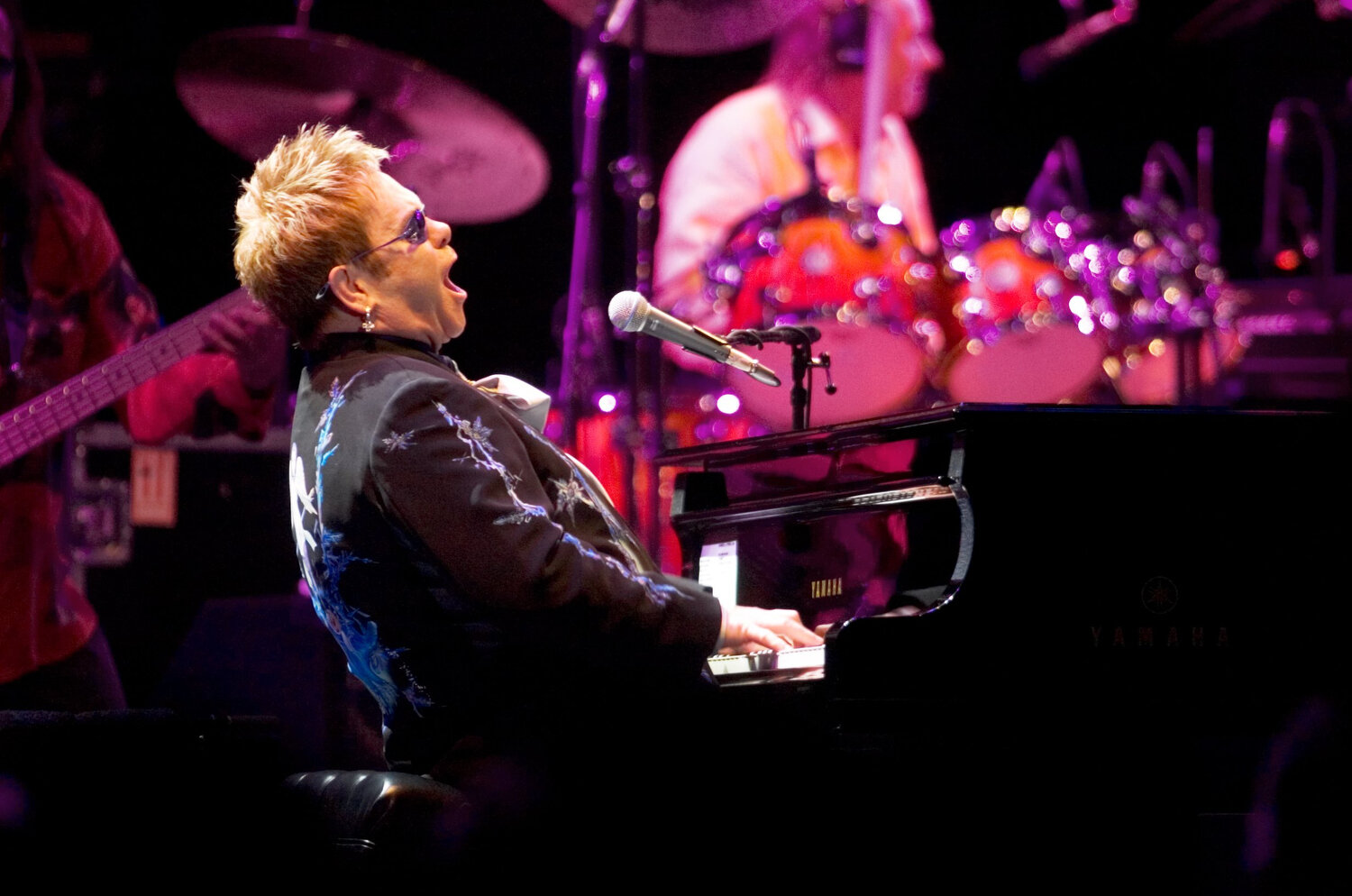  Elton John performs at Arco Arena in Sacramento Sep. 15, 2006.  