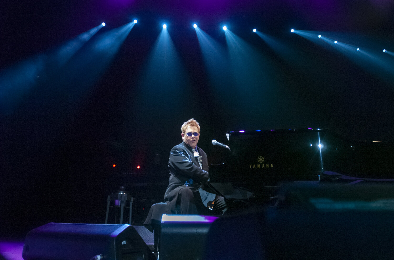  Elton John performs at Arco Arena in Sacramento Sep. 15, 2006.  