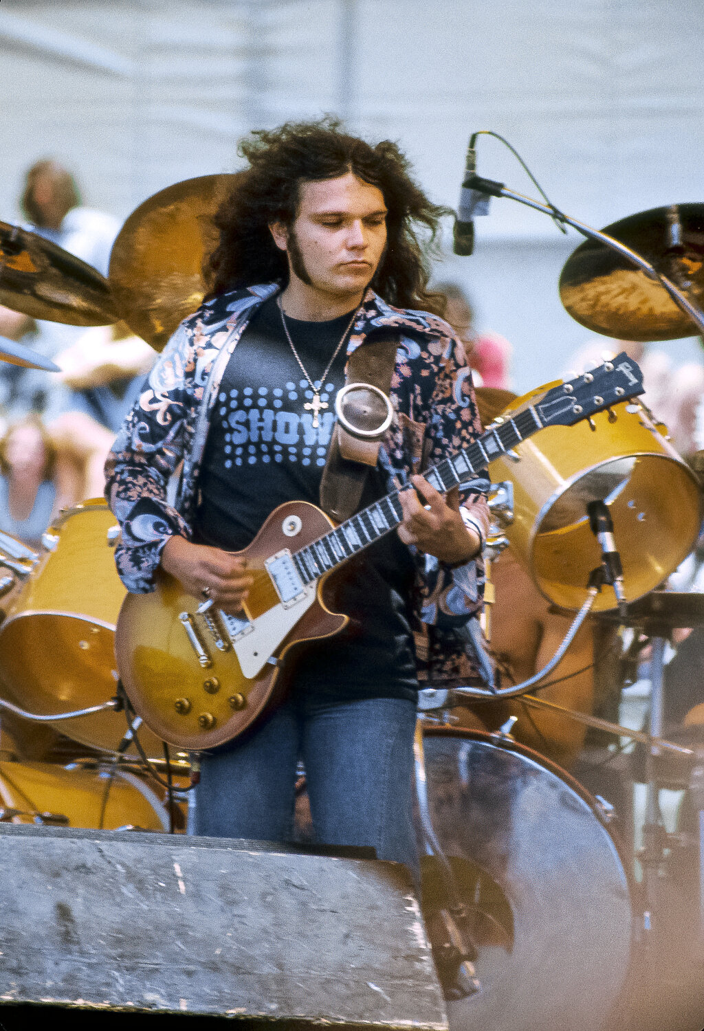  Lynyrd Skynyrd Guitarist Gary Rossington performs at the Oakland Coliseum July 4, 1977. 