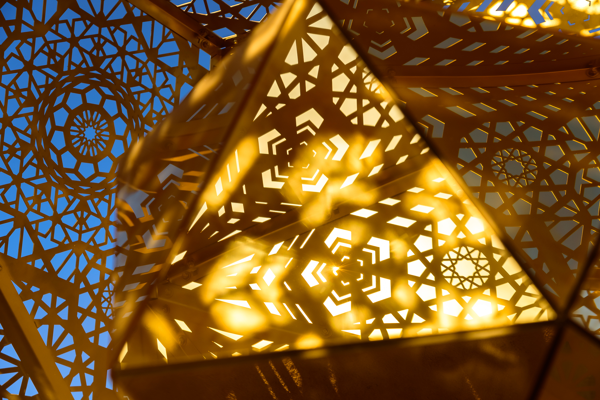 Deep Thought. The hanging mirror inside the Hybycozo centerpiece Deep Thought reflects endless geometry. 