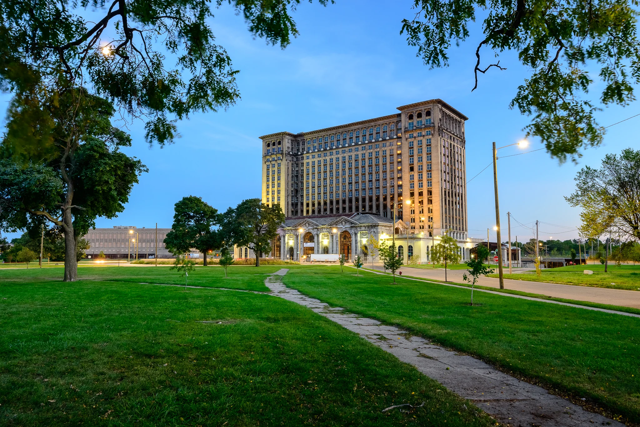 detroit_michigan_central_station_new_windoes.jpg