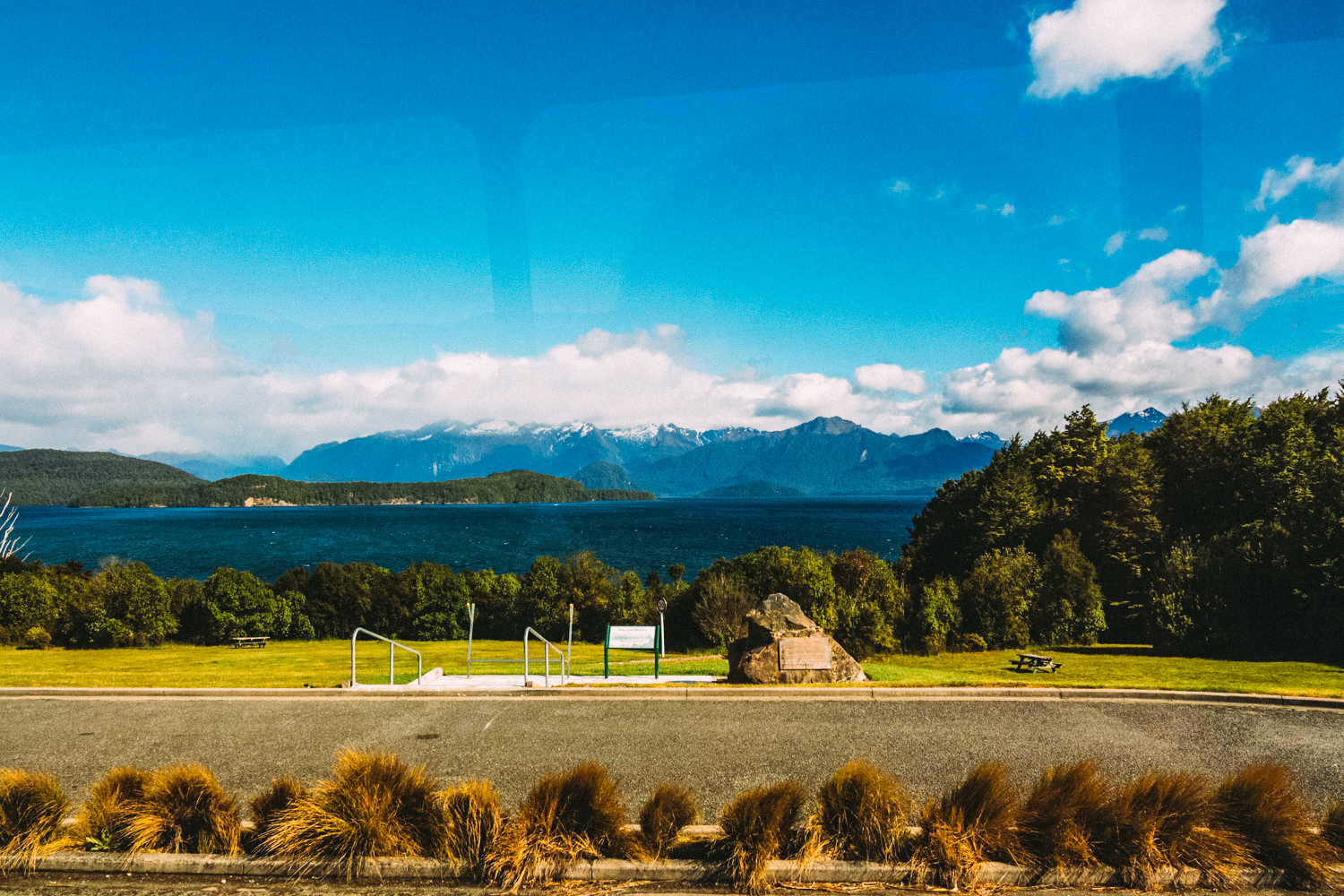 You can see the most important lake on the way to Queenstown, and it's really hard to believe that's just a lake.Also, sun was playing hide-and-seek like crazy, this was probably the brightest scene through out the day.