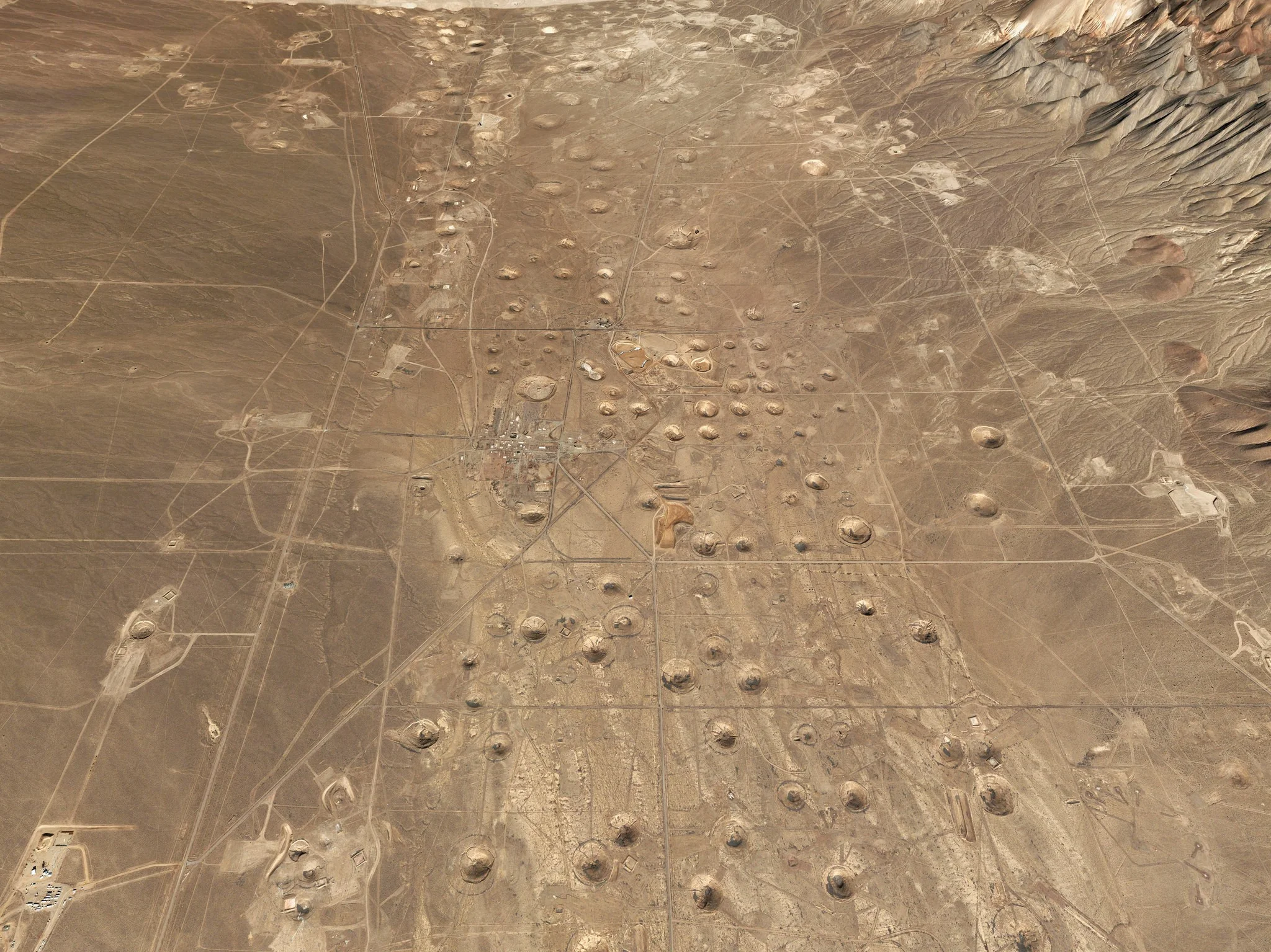 Nevada National Security Site, USA (1951-2017) Yield: Mostly 500-1,000 kilotons of TNT 37.12°N 116.05°W Weapon development / peaceful research; 928 tests Eye altitude: 1,100m image date: 2003 During the 1950s, the mushroom clouds from the 100 atmospheric tests could be seen for almost 100 mi (160 km). The city of Las Vegas experienced noticeable seismic effects, and the distant mushroom clouds, which could be seen from the downtown hotels, became tourist attractions. 內華達國家安全區,美國 (1951-2017) 大多相當於500,000-1,000,000噸TNT炸藥 37.12°N 116.05°W 武器開發用途╱和平研究用途,共執行928次測試 視覺海拔高度:1,100公尺 影像日期:2003年 1950年代間在此進行的100次大氣層核試驗所產生的蕈狀雲,遠在距離約100英哩(160公里)處即可看見。