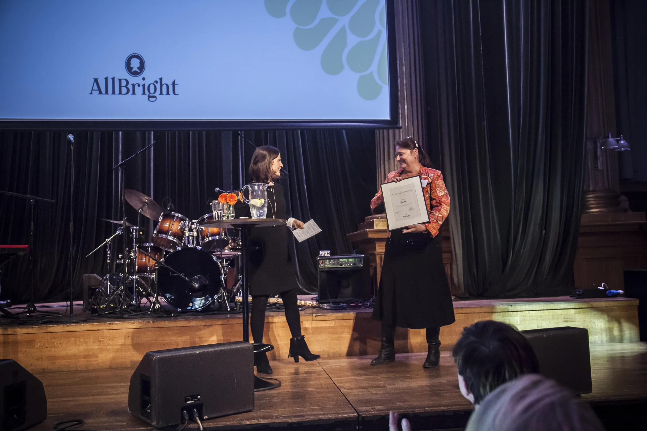Michaëla Blomquist, styrelseordförande allbright, delar ut allbrightpriset till mycronics vd lena olving
