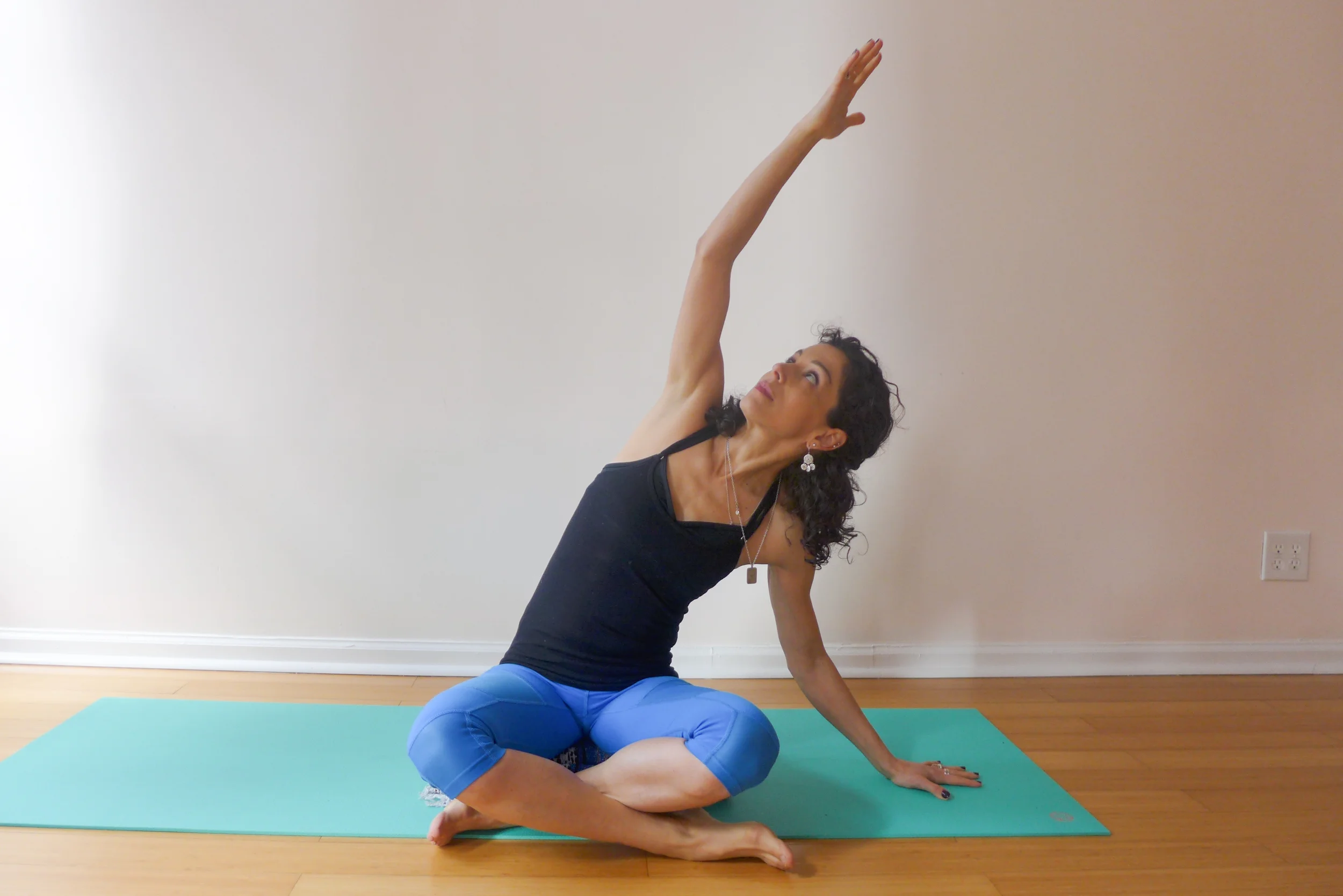 1. EASY CROSSED-LEGS WITH SIDE BENDS