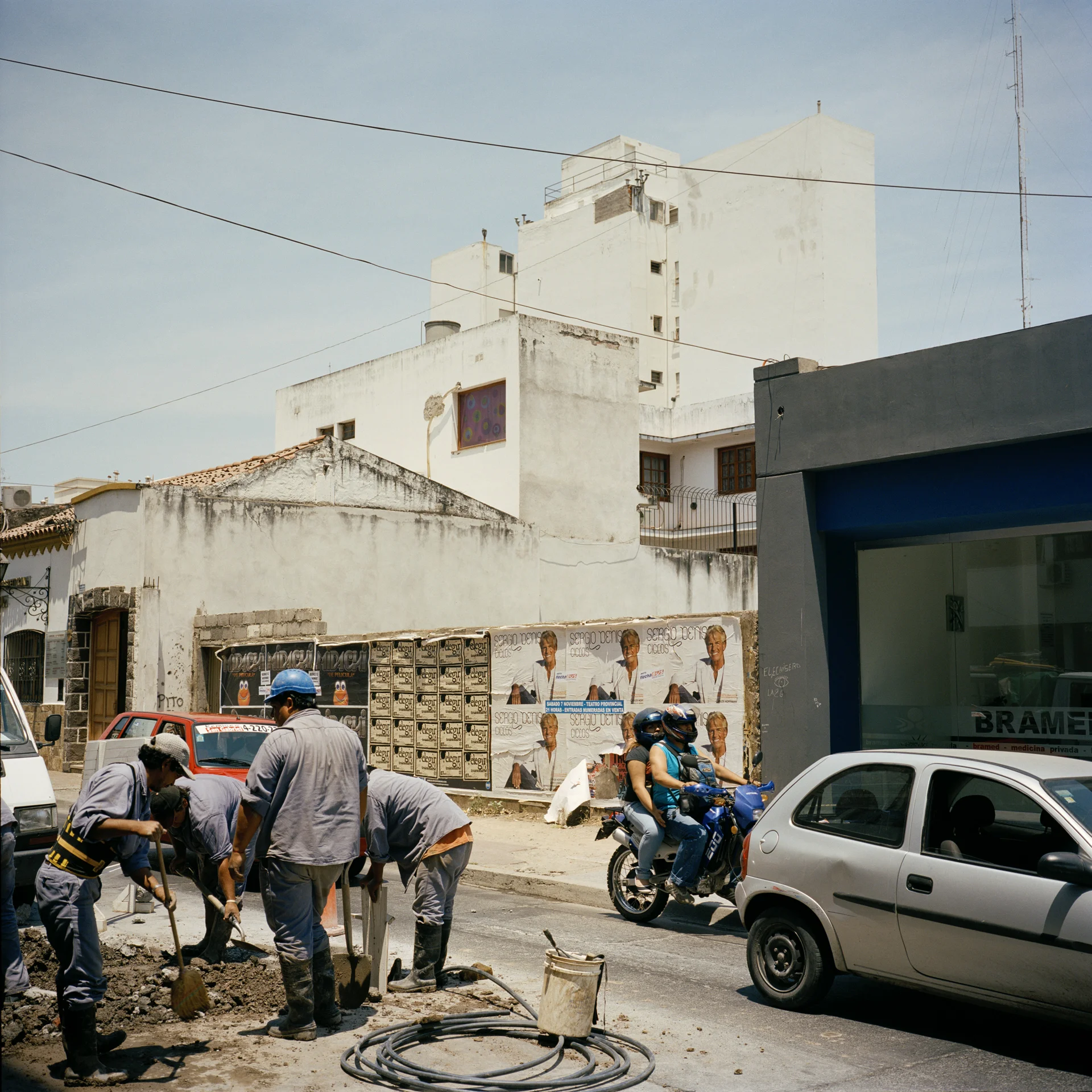 Salta. Construction workers and traffic.
