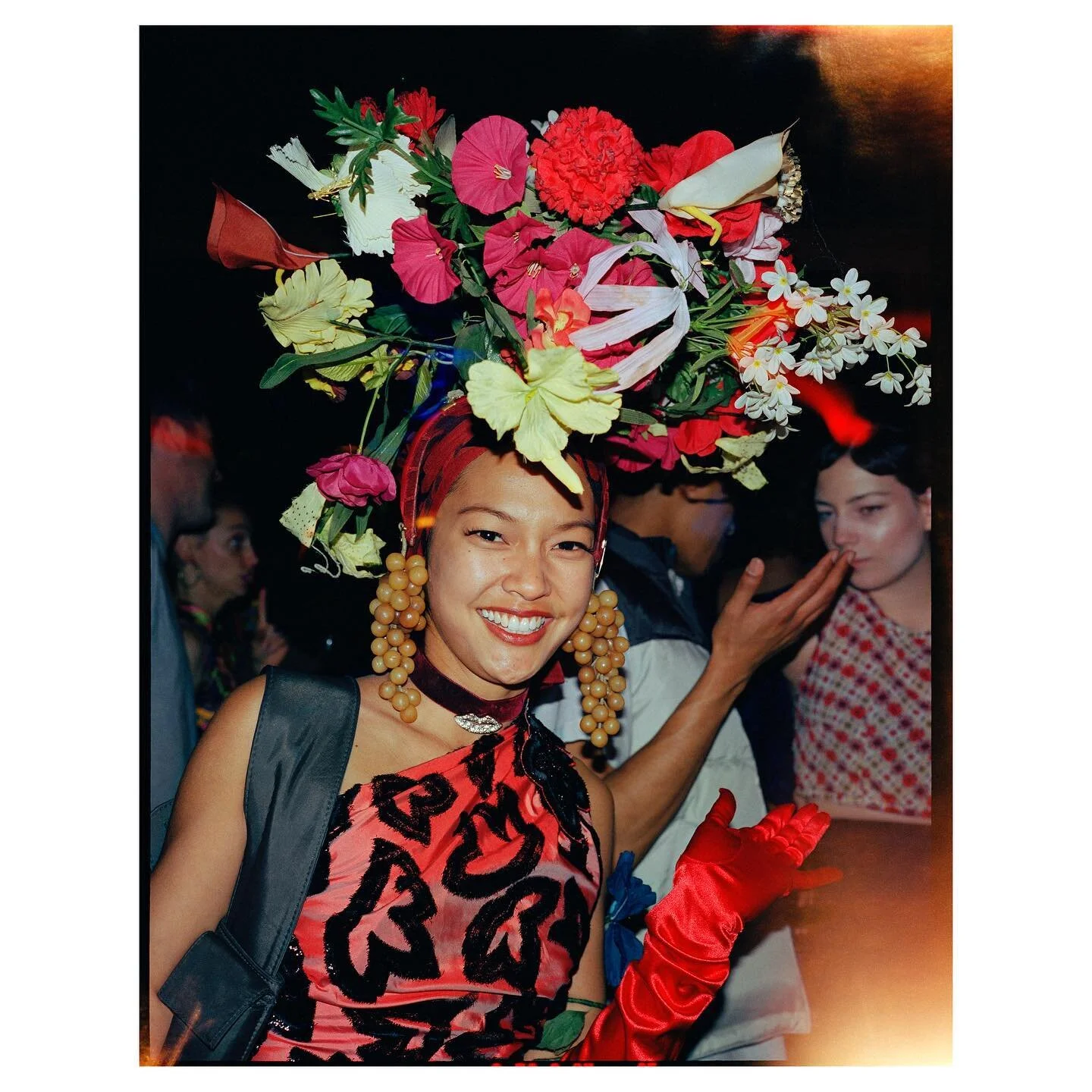 Carmen Miranda light leak. Another image from the archive. San Francisco, 1998. No idea which bar this was taken in. Someone must know.

#lightleak
#sanfrancisco
#carmenmiranda
#1998
#archive
#contemporaryphotography
#haftakeover
#fisheyelemag
#odtak