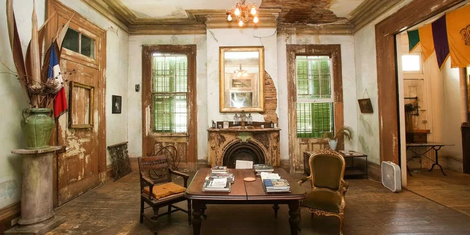 Elegantly-Decayed-Creole-Mansion.jpg