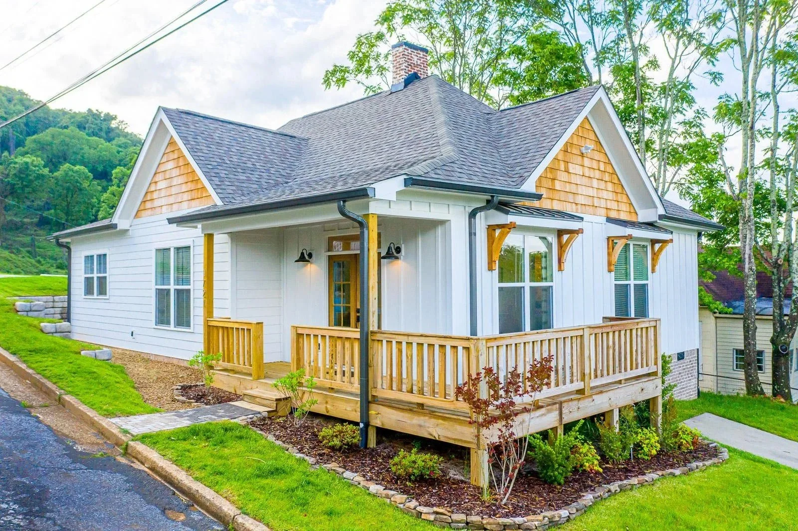   St. Elmo, TN  3 BR | 2 FULL BA | 2 HALF BA | 1,916 sq ft  $ 585,000 