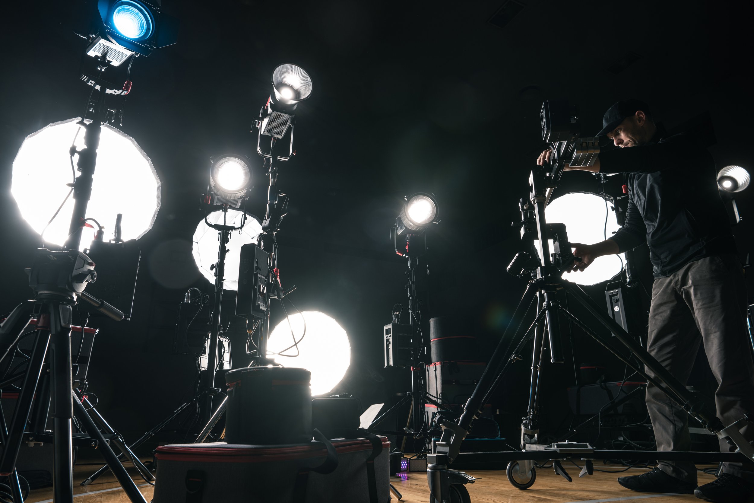 filmmaker-adjusting-camera-lighting-on-set-2025-03-16-06-55-34-utc.jpg