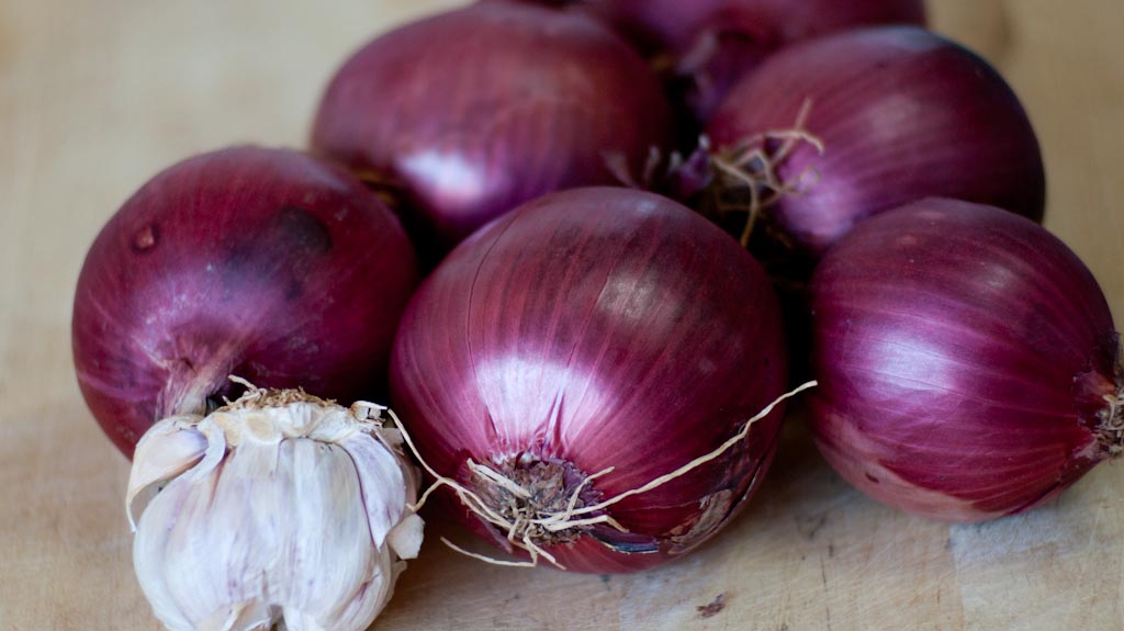Fight the Cold/Flu with a Sock, an Onion and Fresh Honey in 3 easy ways