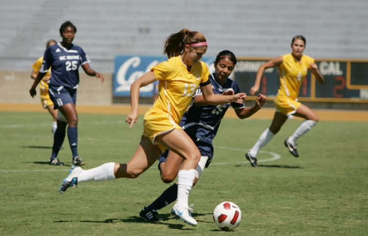 Alex Morgan controls the ball in a match versus UC Davis during her college days. (photo via the Daily Cal)