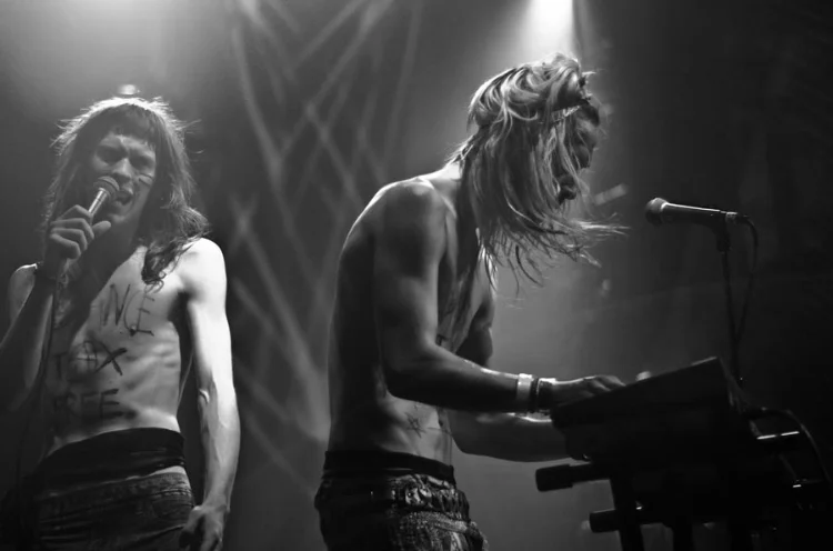 Shazam (on keyboard) and Liz leave it all out onstage every night on tour. (photos courtesy of thefameriot.com )