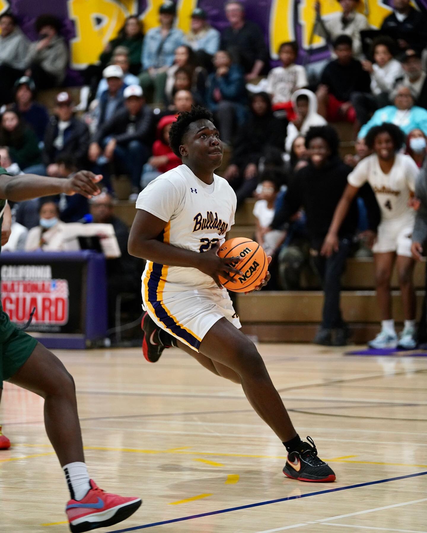 Champions of the Oakland Athletic League, the Oakland Tech Bulldogs beat Sacred Heart Cathedral of SF on Tuesday to advance in the DII State Tournament 📷 @cbuestad #Section925