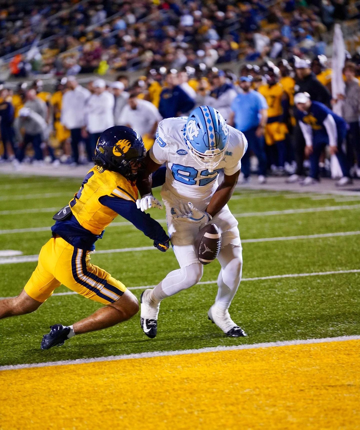North Carolina fumbles at the one yard line late in the 4th quarter and loses to Cal 21-18 on Friday. Bill Belichick is now 2-4 as the Tar Heels head coach. 📷 @cbuestad #Section925