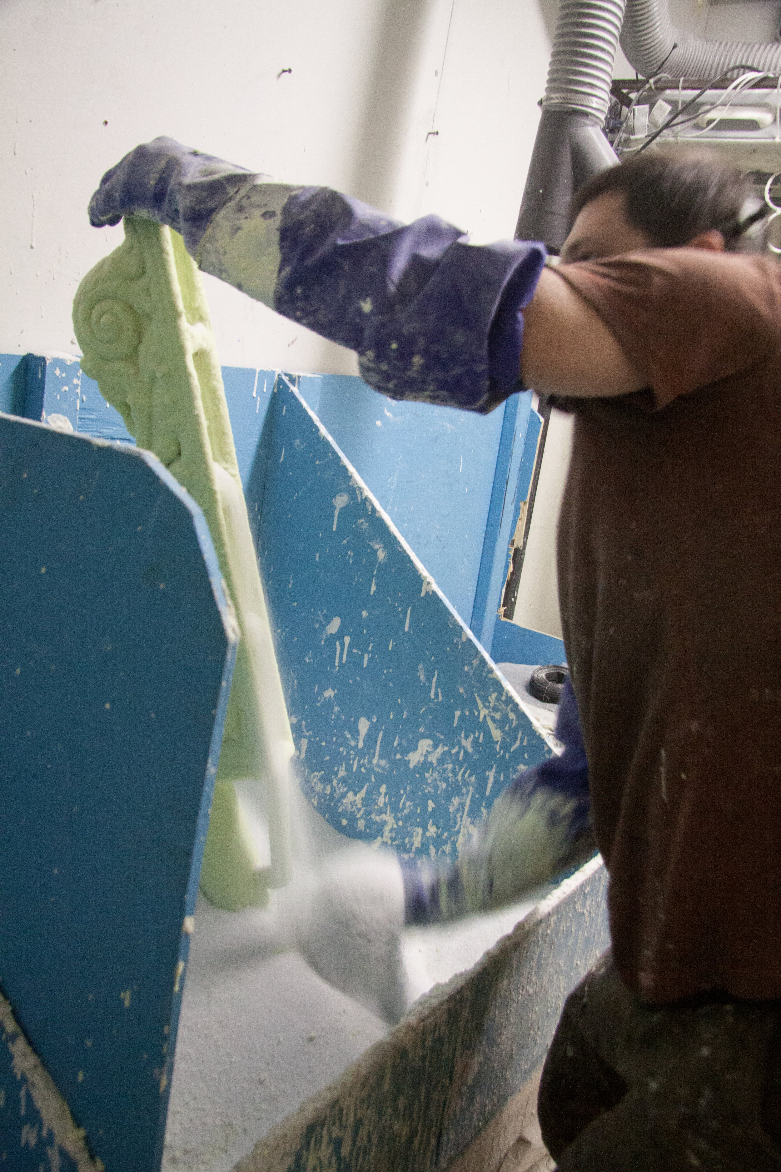 Flouring the dipped mold.