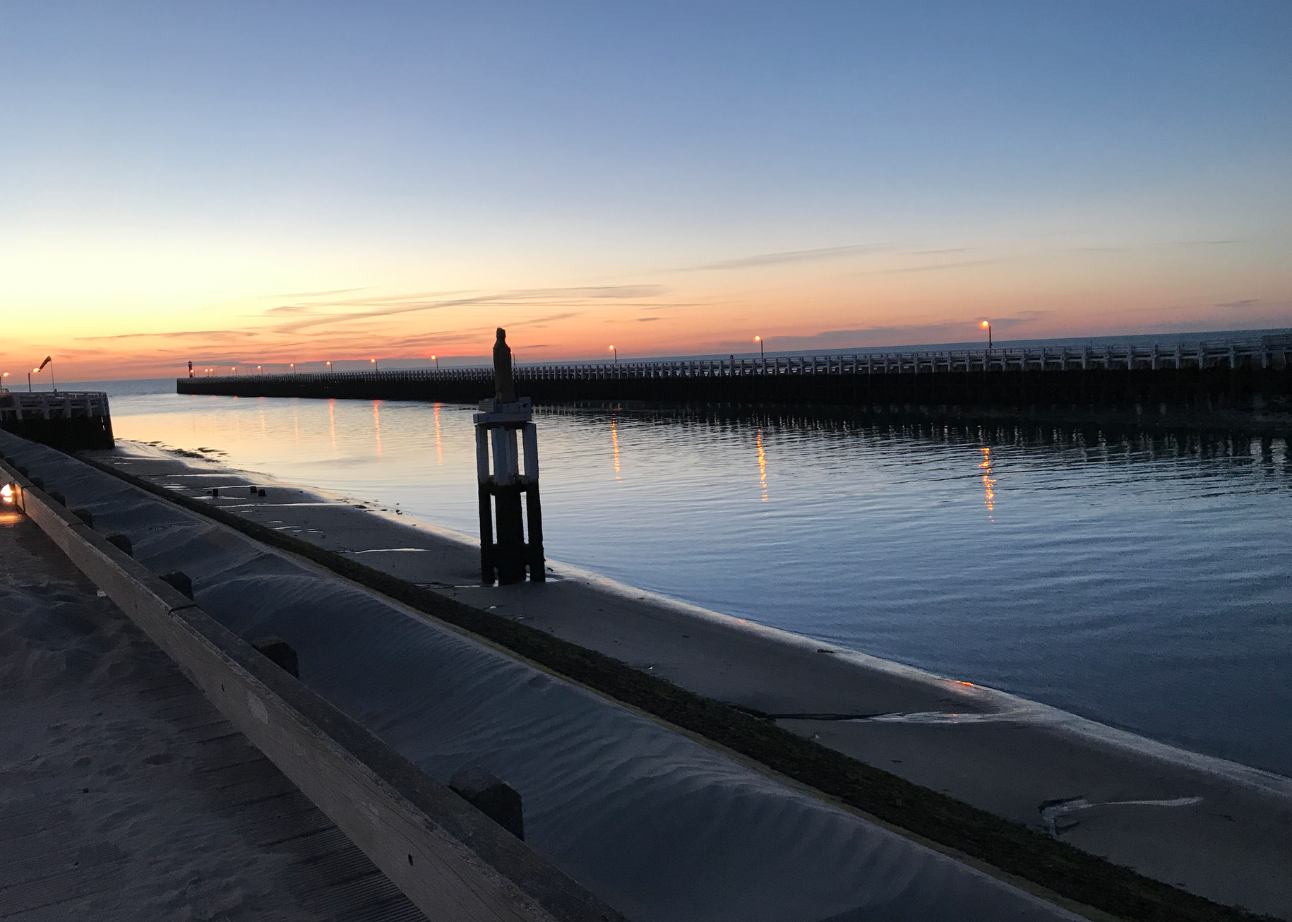 De haven van Nieuwpoort bij zonsondergang.