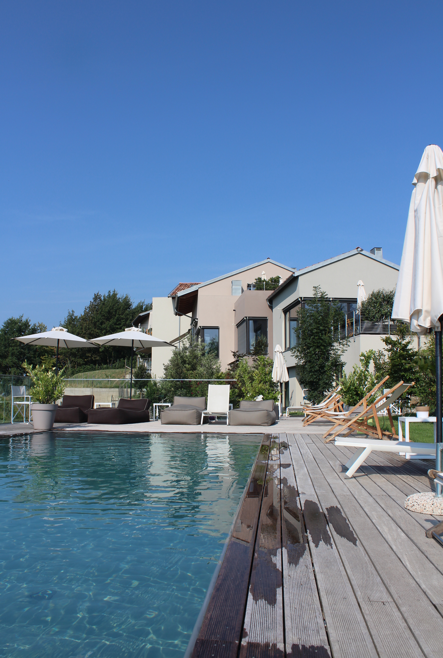 qb apartments infinity pool.png