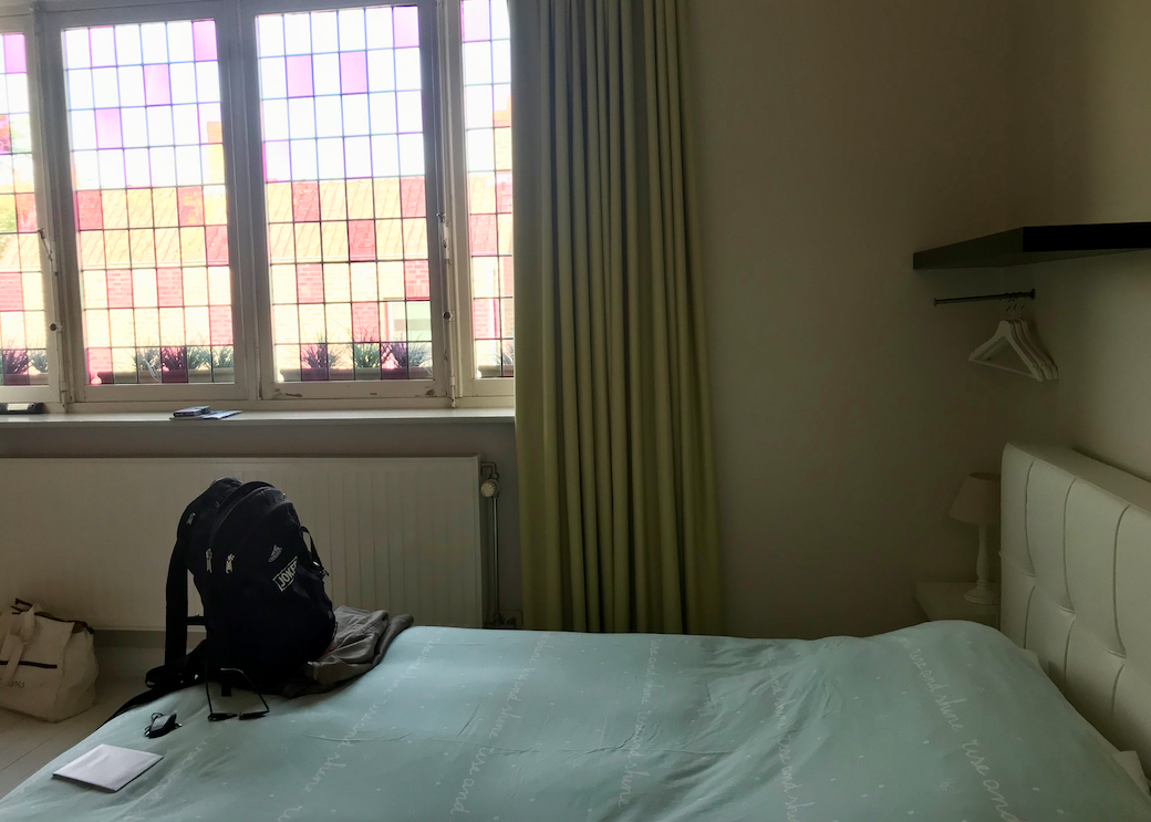 Onze kamer met dubbel- en enkelbed, douche en toilet.
