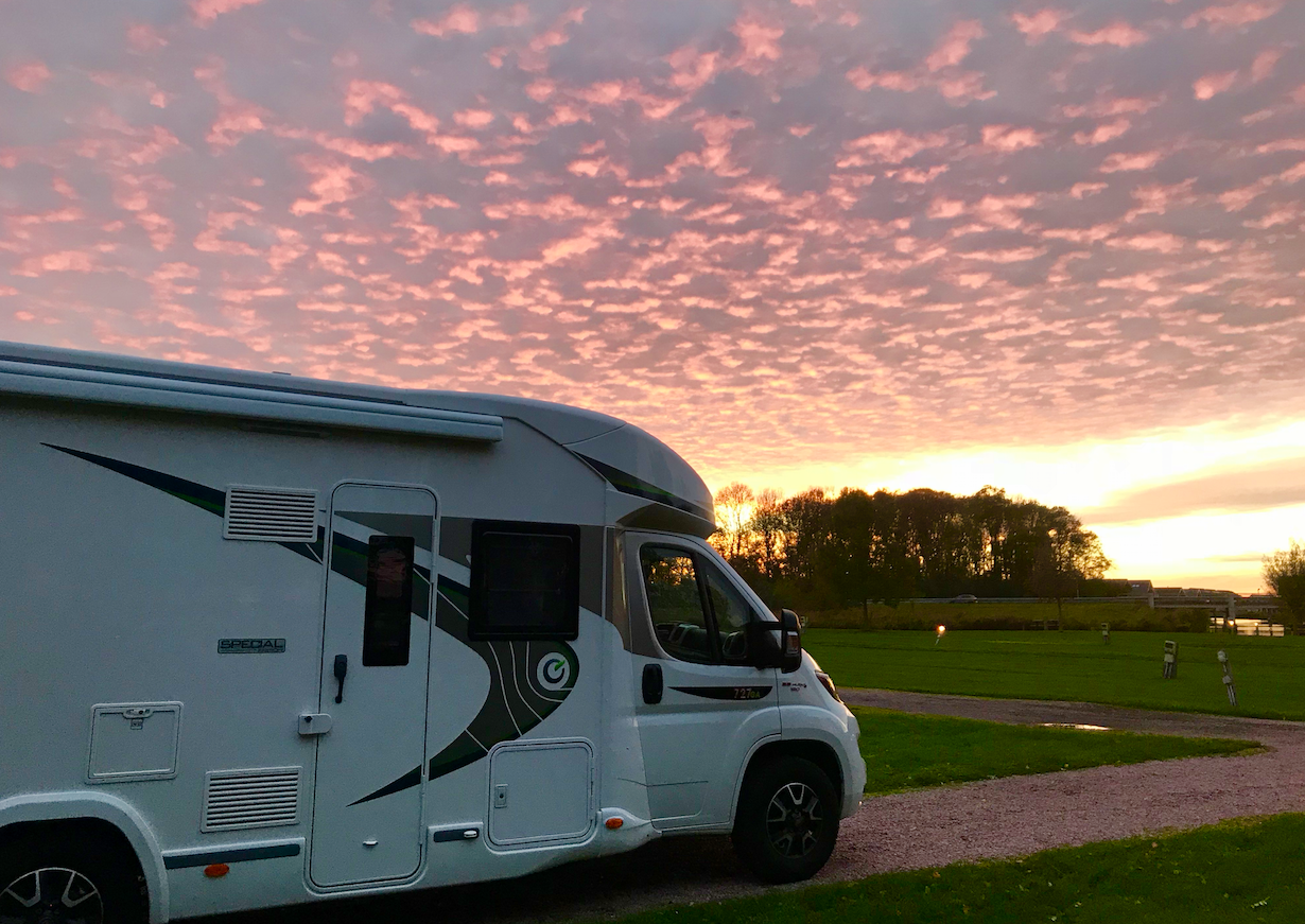 Bij zonsondergang op een camping in Sneek .