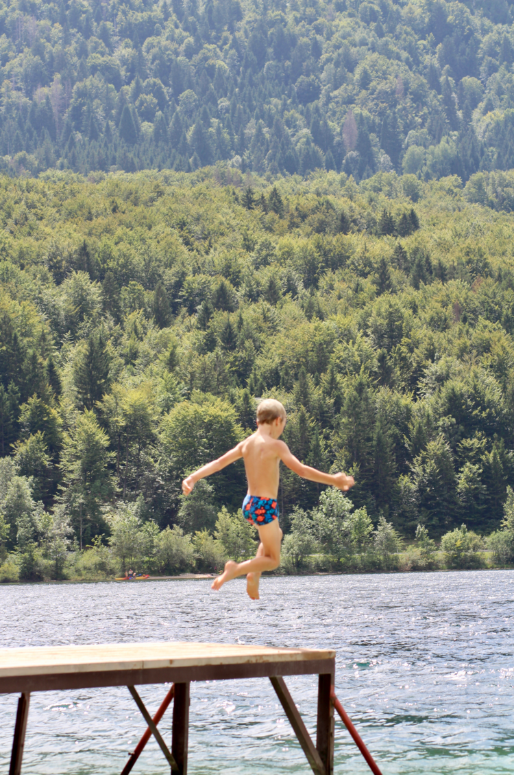 springen in meer van bohinj.png