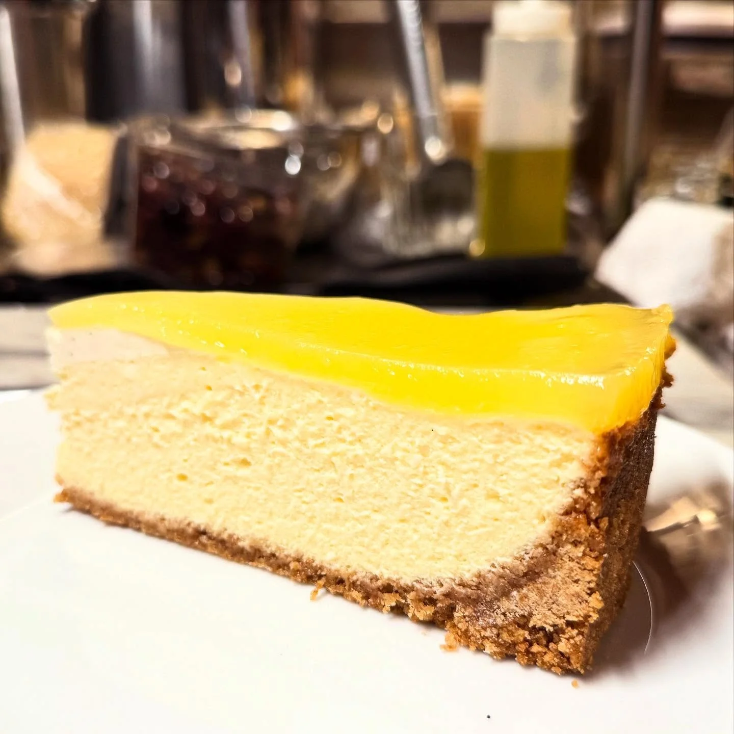 It&rsquo;s all in the layers with this lemon sambuca cheesecake 😍 🍋