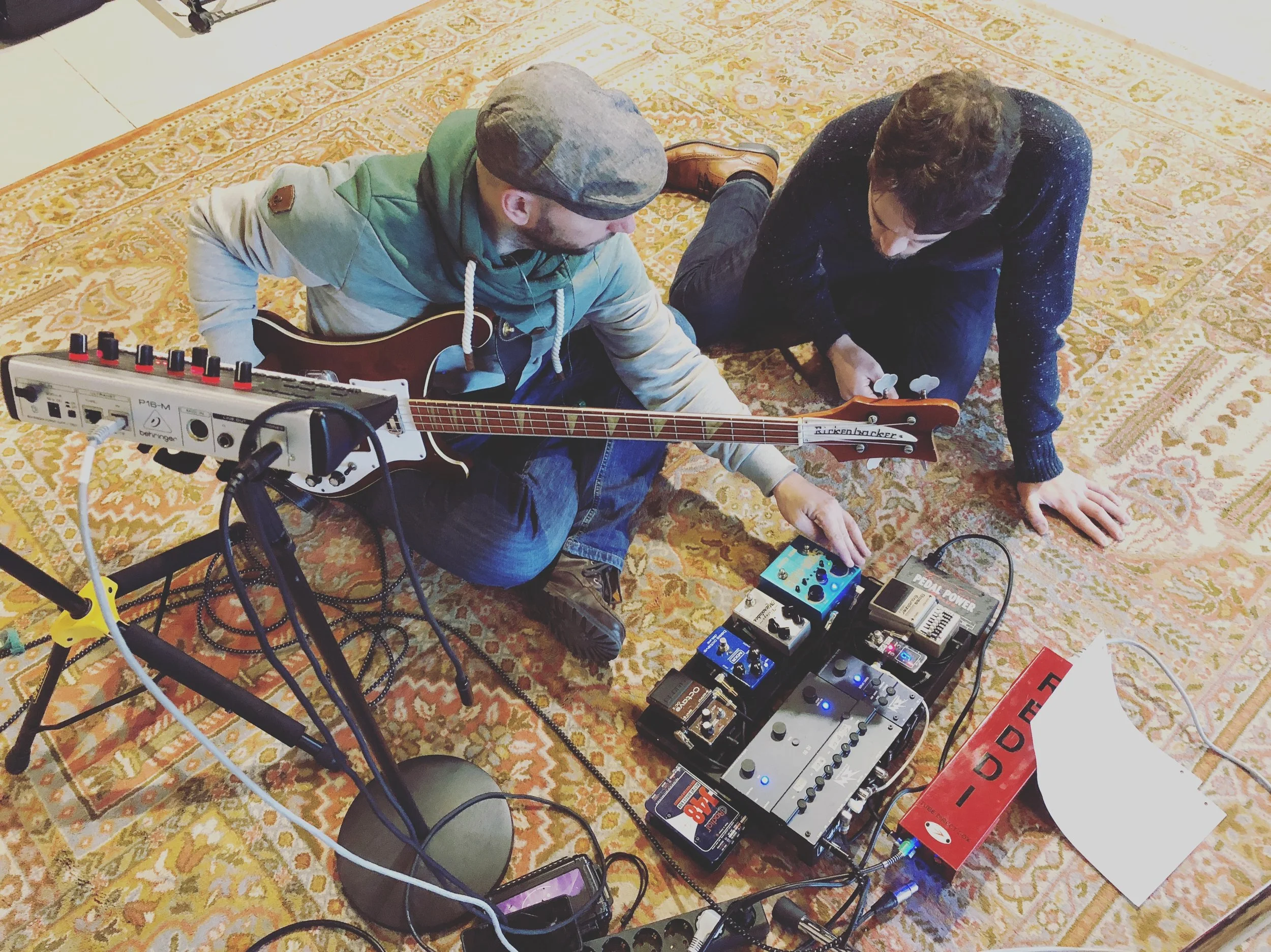 Schlapbe turning knobs. Mich likes knobs a lot.