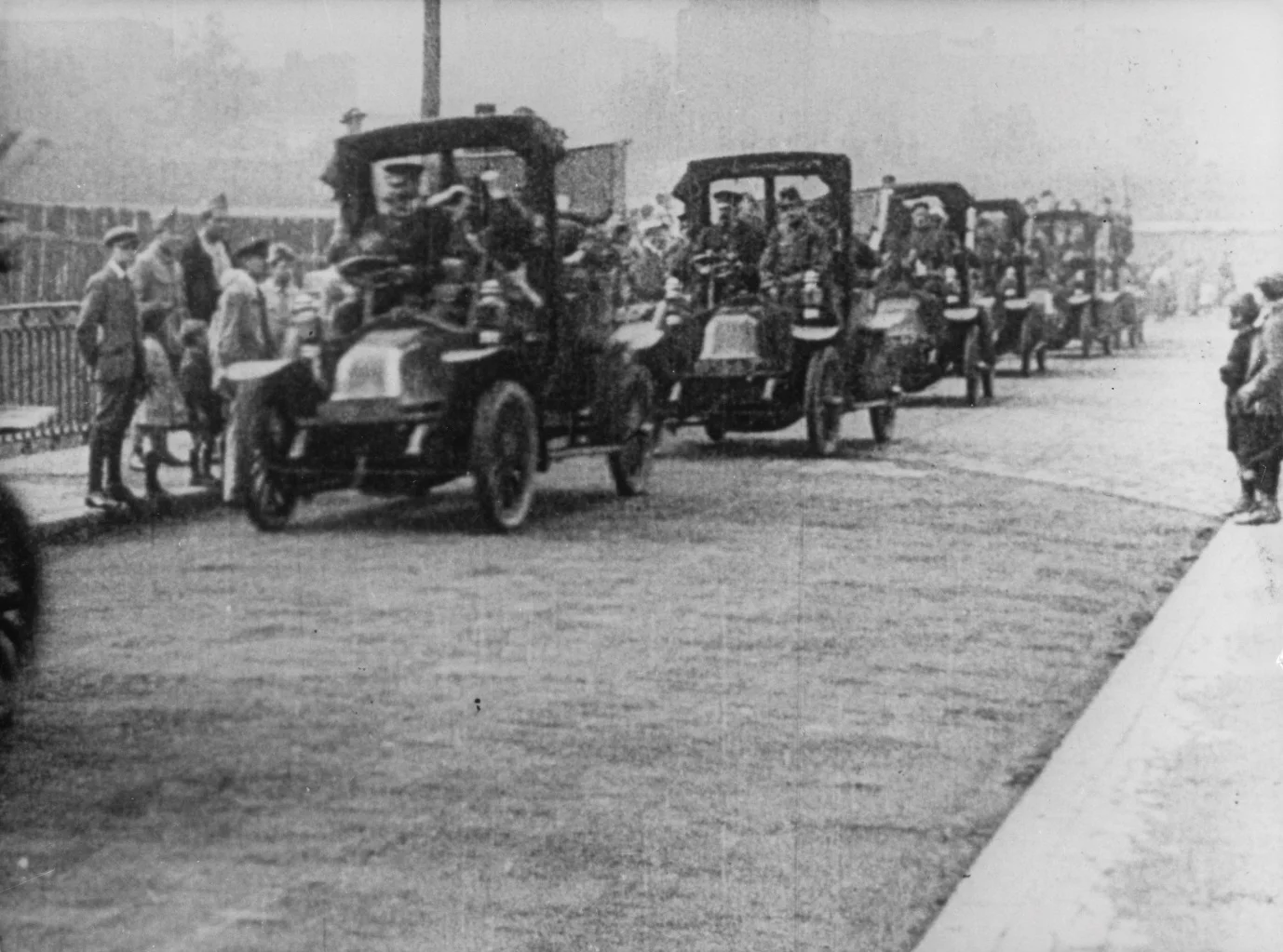 Figure 6: Renault Type AG1’s line up in France to take troops to the Marne battlefield in September 1914. Reference: WWI Canada. “France recalls centennial of ‘Taxis of the Marne,’ desperate operation to save Paris in the First World War”. URL: http://ww1.canada.com/