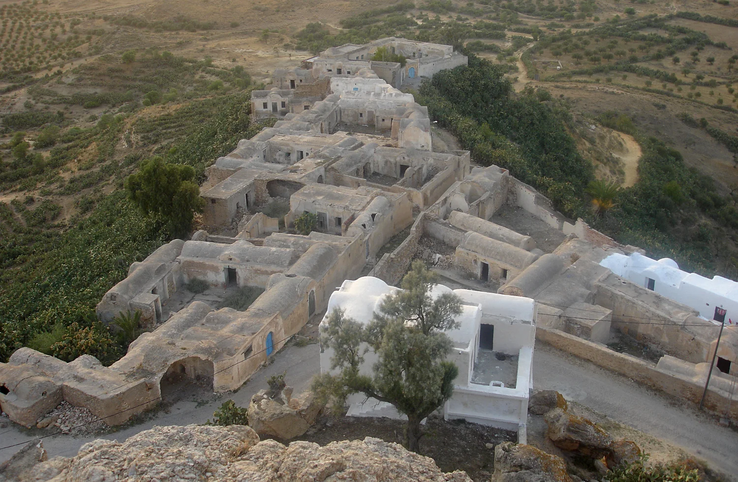 Figure 4: View of the ruins of Takrouna as seen from the summit. Source: Wikipedia, ‘Category: Takrouna’. Accessed 19 October 2016. URL: https://upload.wikimedia.org/wikipedia/commons/7/74/Takrouna_-_004.jpg