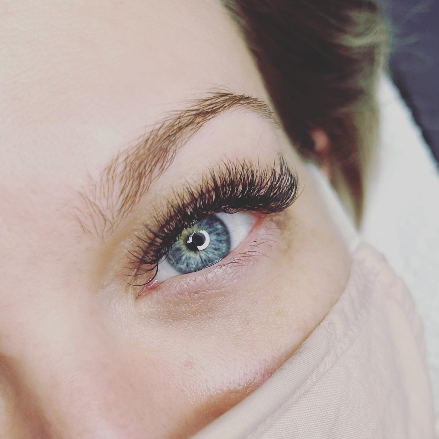 Some Wispy Hybrid Lashes to brighten up your feed ❤️ link in my bio to book. 
.
.
.
#browstudio #lashstudio #cambridgemicroblading #waterloomicroblading #makeupstudio #weddingmakeup #kwawesome #kitchenermicroblading #lashes #beauty #brows #lashextens