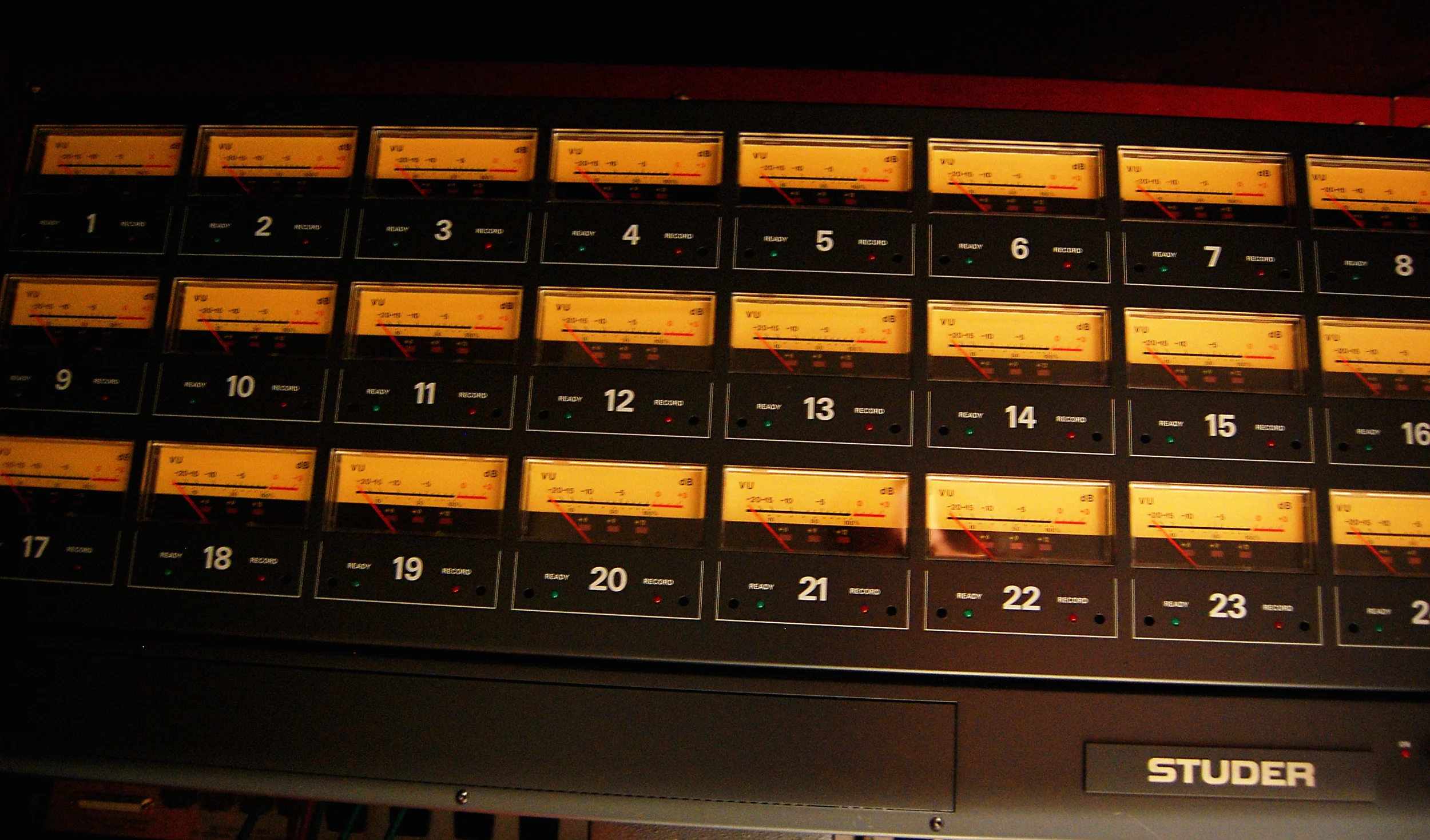 Studer_A_827_analog_24track_Meter_Bridge.jpg