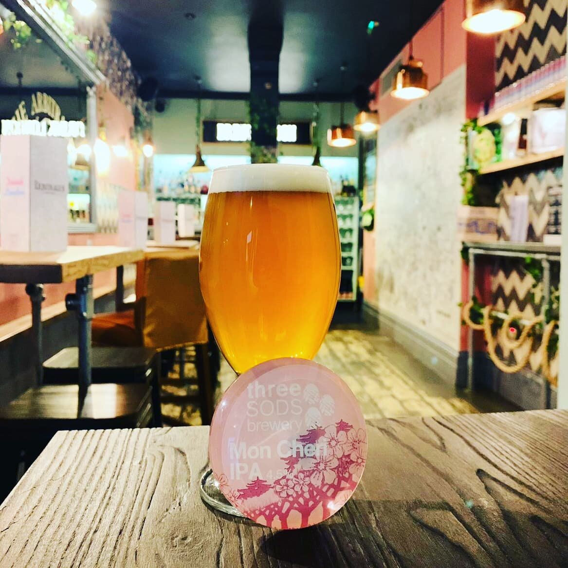 TGIF!! If you're in the City, swing by and enjoy one (or two, or three 😅) of this delicious Mon Cheri IPA from @threesodsbrewery 😋
.
A combination of three unusual hops (Hallertau Blanc, Mandarina Bavaria and Amarillo) creates a deep, fruity and in