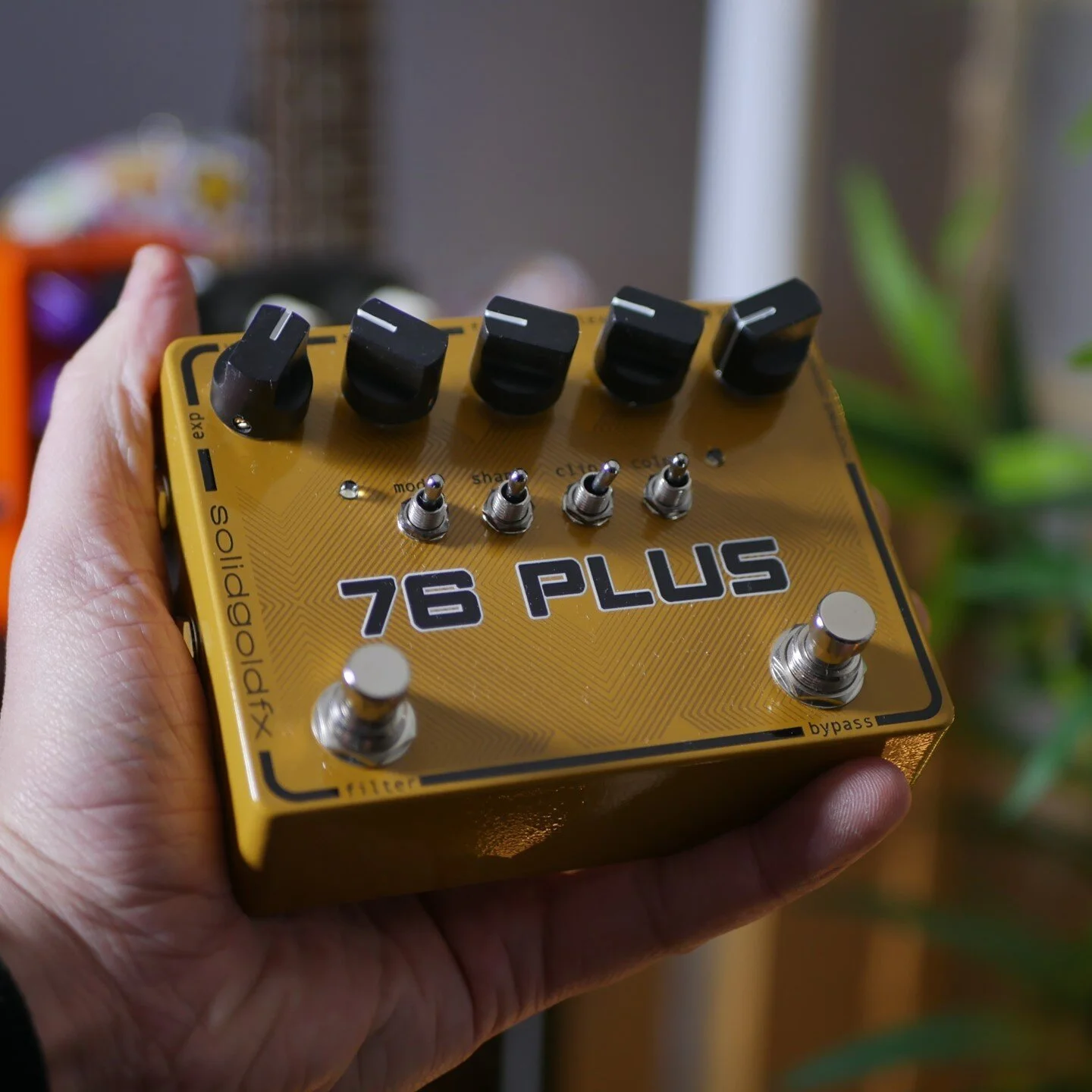 Having a lot of fun with this wonderful octave up fuzz from @solidgoldfx this morning!⁠
____________________________________________⁠
#effectspedals #fx #pedalsandeffects #boss #boutiqueeffectspedals #tone #klon #electroharmonix #podcast #studio #ner