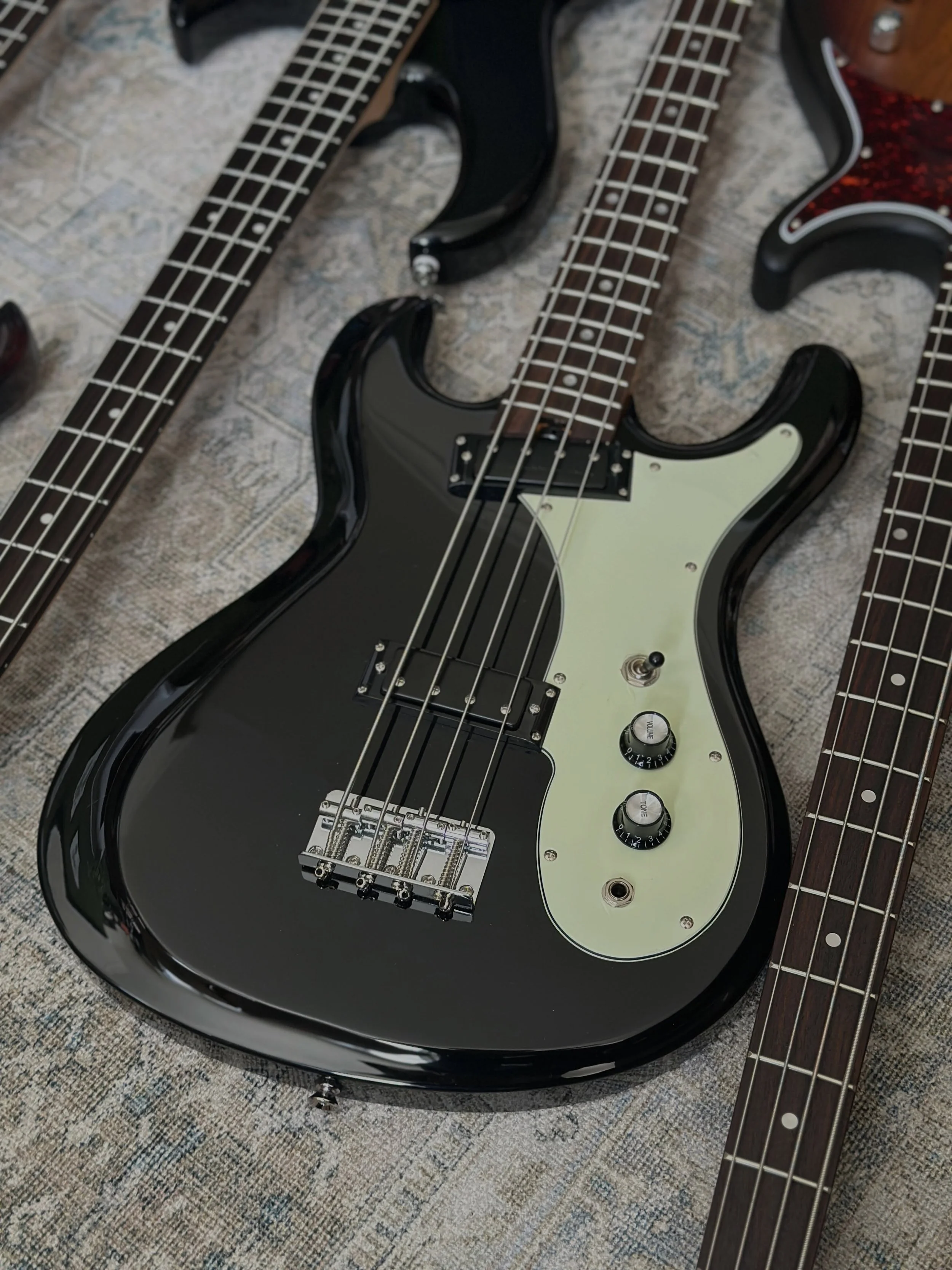 Just look at how cool this @aria_guitars_uk bass is!

#newbassday #ariaproii #guitarpodcast